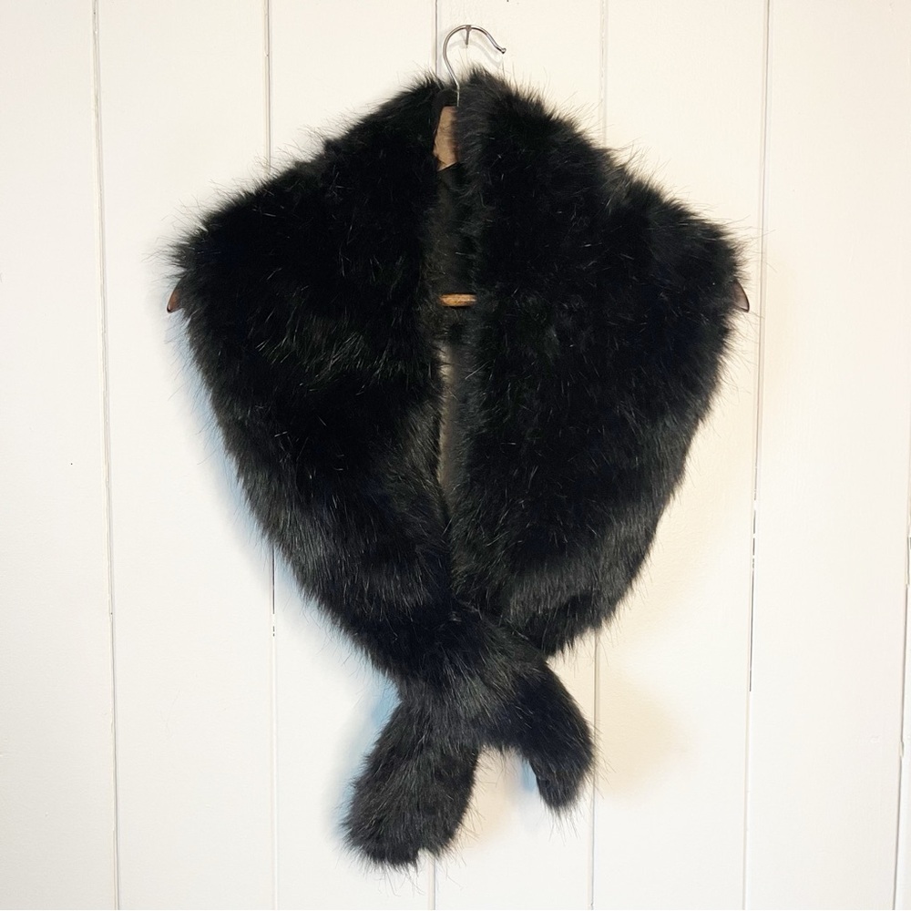 L.A. Express Black Faux Fur Pull Through Skarf. OS.